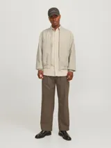 Campera bomber color beige de Jack & Jones, con cuello baseball, cierre frontal con cremallera, bolsillos delanteros y puños de canalé.