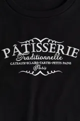 Remera negra entallada corta en punto acanalado de algodón con estampa frontal de pastelería francesa. Costuras planas para una comodidad óptima.