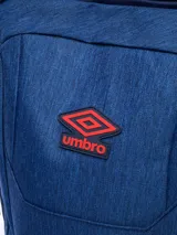 Mochila de color azul oscuro con textura jaspeada, detalles en azul más oscuro y cierres en color rojo. Presenta el logo de Umbro bordado en la parte superior y estampado en la parte inferior.