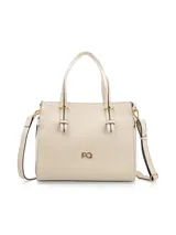 Cartera tipo shopper color crema, de cuero liso, con doble asa corta y correa larga extraíble. Tiene cierre principal, bolsillo externo con cierre, bolsillo interno con cierre y forro textil.
