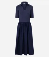Vestido midi con corte godê, confeccionado en rib de viscosa en la parte superior y tricolina de algodón en la falda. Presenta cuello polo y mangas cortas.