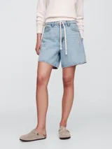 Short de jean blanco de tiro alto con cordón ajustable en la cintura y corte holgado.