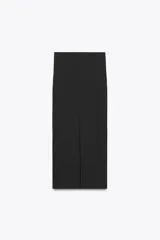 Falda midi color crema, de tiro alto con cintura elástica y detalle de pliegues laterales.