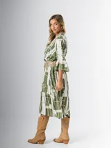 Vestido midi de corte amplio con estampado abstracto en tonos azules, blancos y beige. Tiene cuello en V, mangas 3/4 con volados y corte escalonado en la falda.