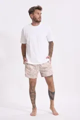 Remera gris de corte clásico y mangas cortas.