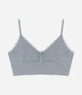 Soutien top alargado color beige, sin aro ni costuras, con copas removibles y detalle de encaje en el escote.