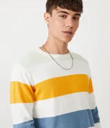 Suéter de punto de algodón con rayas horizontales en blanco, amarillo, azul y verde.