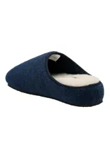Pantufla cerrada azul marino de fieltro, con plantilla de corderito.