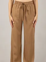 Pantalón recto color marrón claro, con cintura elástica regulable y bolsillos delanteros.