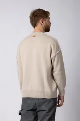 Sweater negro de tejido de punto grueso, corte holgado y cuello redondo.