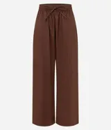 Pantalón wide leg marrón de sarga, con cintura alta, elástico, lazo y frisos delanteros.