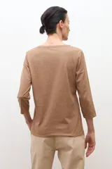 Remera de manga tres cuartos color tostado melange, con escote bote y calce ajustado.