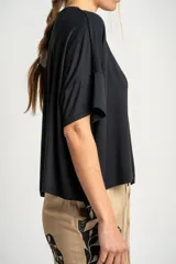 Remera blanca de viscosa con calce holgado.