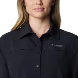Camisa negra de manga larga para mujer, marca Columbia, modelo Summit Valley Woven. Confeccionada con tejido transpirable Omni-Wick™ y protección solar Omni-Shade™ Broad Spectrum UPF 50. Cuenta con ventilación en la espalda, mangas enrollables con lengüetas, bolsillos en el pecho con cierre de velcro, parche para limpiar gafas de sol, bucle para gafas de sol y presilla interior para colgar.