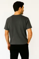 Remera manga corta color verde militar, de tejido waffle con bolsillo en el pecho y cuello redondo.