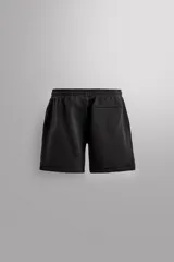 Bermudas jogger negras confeccionadas en tejido de algodón con interior de rizo. Cintura elástica ajustable con cordón y bolsillos laterales en la cadera.