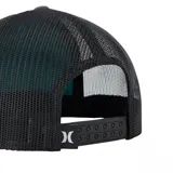 Gorro tipo trucker de la marca Hurley, color gris oscuro en el frente y negro en la parte trasera de malla. Presenta un parche frontal con el logo de Hurley y un diseño de olas en tonos turquesa, blanco y negro. Tiene visera plana y cordón trenzado sobre la visera.