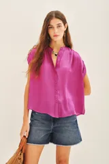 Camisa color crudo de corte amplio con mangas cortas y cuello mao, confeccionada en viscosa y modal.