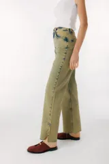 Pantalón jean celeste de corte recto, con cintura alta y etiqueta de cuero marrón con logo en la parte trasera.