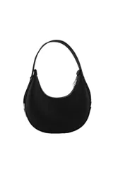 Cartera negra con textura granulada, forma de media luna y asa corta. Tiene cierre superior con cremallera, logo de la marca en el frente y organizador interno.