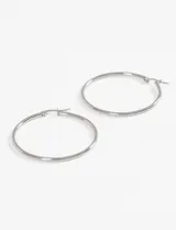 Par de aros tipo argolla grandes, de acero quirúrgico hipoalergénico color plateado.