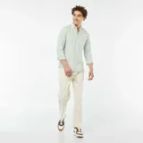 Camisa de vestir de hombre, a rayas verticales color verde claro y blanco, de corte clásico, con cuello abotonado y mangas largas.