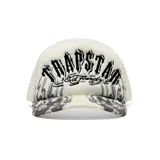 Gorro tipo trucker color crema con red blanca y visera curva con estampado de dragones grises. Presenta el logo de Trapstar bordado en el frente y el logo de Ed Hardy en la visera.