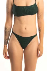 Bombacha less estampada con textura de hojas color verde oscuro.