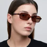 Gafas de sol rectangulares con montura carey y lentes marrones.