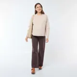 Sweater beige de punto suave, con cuello redondo y mangas largas. Diseño holgado y tejido texturizado.