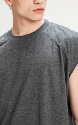 Sudadera sin mangas color gris ceniza, con cuello redondo y corte holgado.