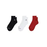 Pack de tres pares de medias Jordan de corte tobillero, en color negro, blanco y rojo. Cada media presenta el logo de Jordan bordado en el lateral.