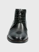 Bota de vestir de cuero negro con cordones, caña media, punta redondeada y suela de goma. Estilo clásico y elegante.