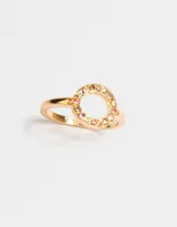Anillo dorado con aro circular con incrustaciones de strass multicolor.