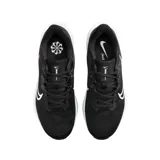 Championes de running Nike Quest 6, color negro con detalles en blanco.