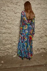 Falda larga de tul con estampado paisley multicolor, volados verticales y cintura elástica.