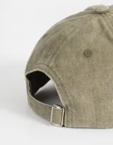 Gorra color beige con bordado frontal de la frase "Lucky Girl Club" y un trébol de cuatro hojas.