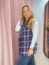 Chaleco largo con estampado de tartán en tonos azul, rojo y blanco. Tiene solapas y cierre frontal con doble botonadura.