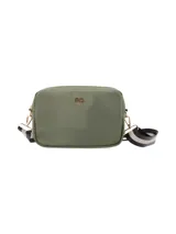 Bandolera rectangular color verde oliva, de tela acolchada con logo metálico de la marca. Tiene correa textil regulable a rayas horizontales en blanco, negro y gris.