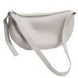 Bandolera de cuero graneado color gris claro, con forma de media luna y correa ajustable que rodea todo el bolso.
