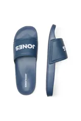 Sandalia azul marino de goma, con la inscripción "JONES" en blanco en la tira superior y el logo de Jack & Jones en la plantilla.