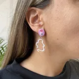 Pendientes de edición limitada elaborados con porcelana fría y acrílico, con pasador en acero quirúrgico.
