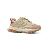 Zapatillas urbanas Korium color beige con detalles en rojo y suela chunky marrón.
