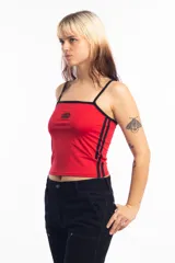 Top deportivo rojo con breteles finos negros, contorno negro y dos líneas verticales negras a los costados.