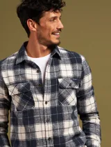Camisa de franela a cuadros en tonos azul y blanco, con bolsillo en el pecho.