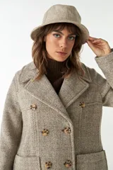 Sombrero tipo bucket de lana color beige con textura tweed.