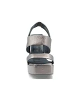 Sandalias de cuero color bronce, con plataforma y taco geométrico.