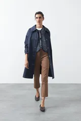 Pantalón de vestir negro de corte clásico, recto y levemente entallado, con largo hasta el tobillo.