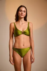 Top de bikini color cobre con breteles finos y detalle de frunce con aplique metálico en el centro del busto.