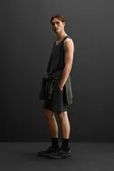 Musculosa deportiva negra de algodón, corte regular fit, cuello redondo amplio y sisa ancha.